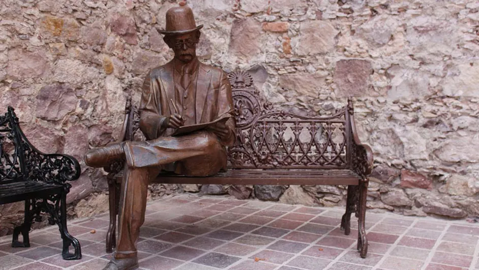 estatua-homenaje-luis-long-foto