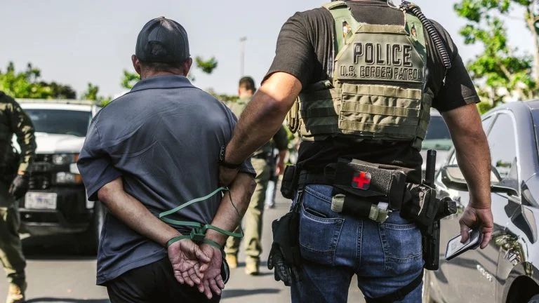 Migrantes-detenidos-California-Ola-de-redadas-desata-furia-y-resistencia-en-el-sur-768x432
