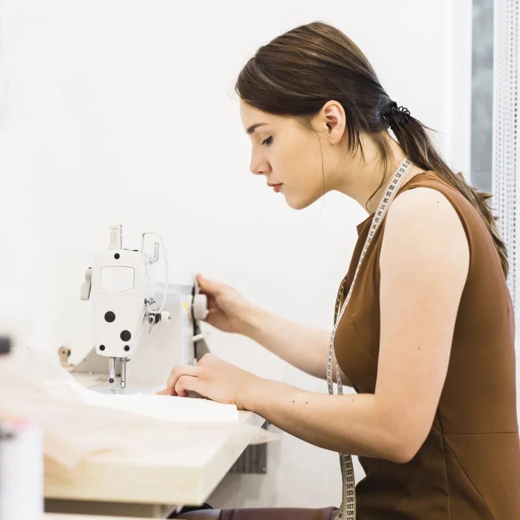 costurera-sexo-femenino-que-trabaja-maquina-coser-1024x1024